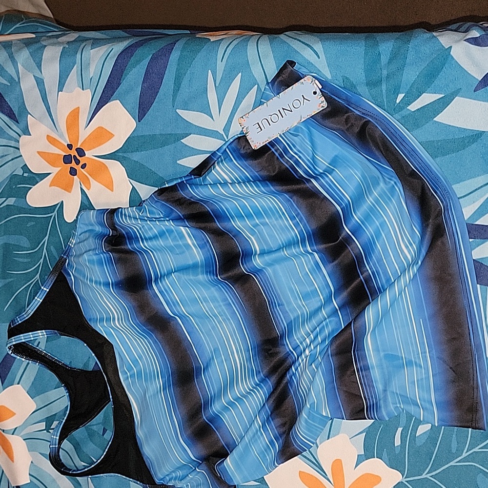 MEDIUM SWIM TOP NEW WITH TAGS